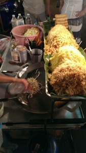 pad thai street cart khao san road bangkok