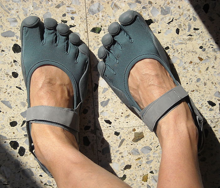 A downside to wearing five fingers is how much attention they draw due to their alien appearance says top travel blog half the clothes author jema in her earthrunners elemental review